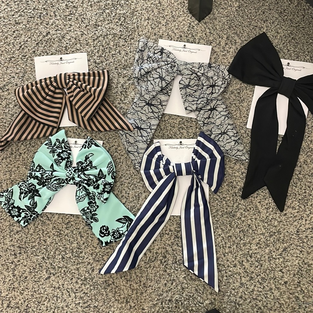 Bundle of pin on bows! - Picture 1 of 1